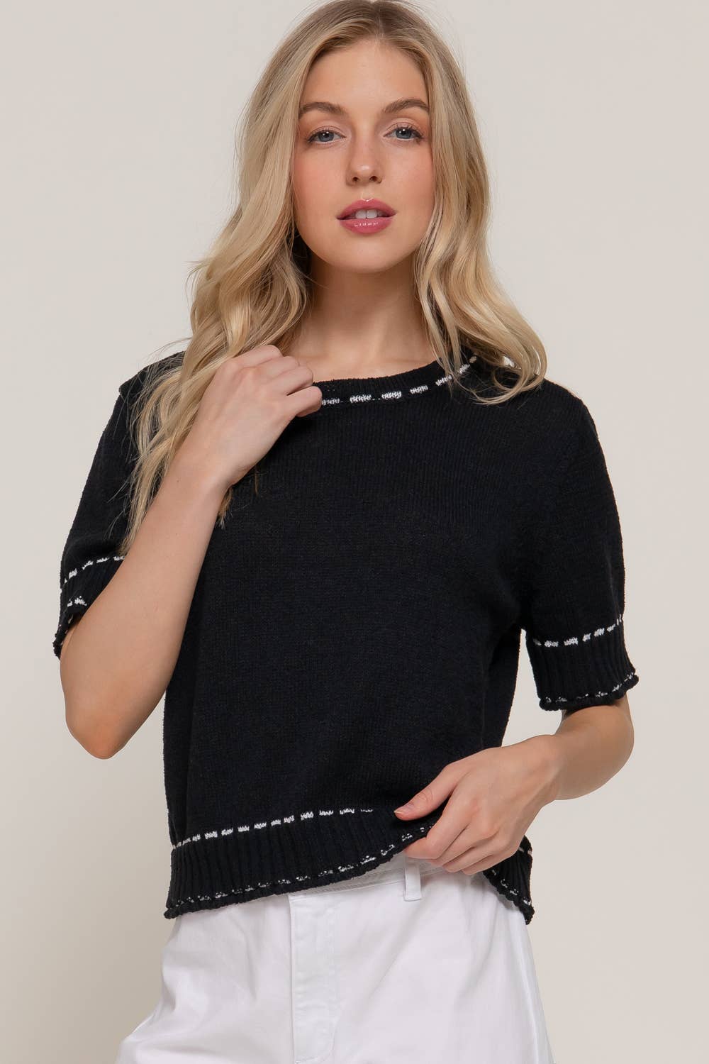 Short Sleeve Round Neck Sweater with Contrast Color Stitch